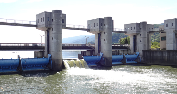 諏訪湖の釜口水門