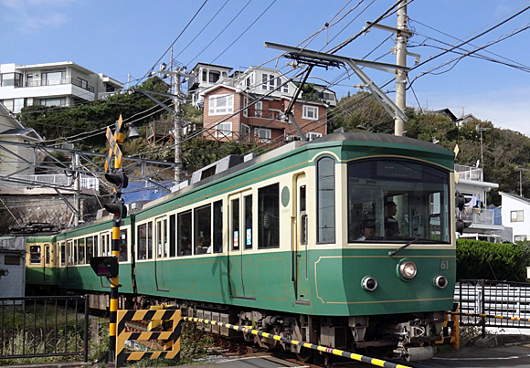 七里ヶ浜駅から出発する江ノ電