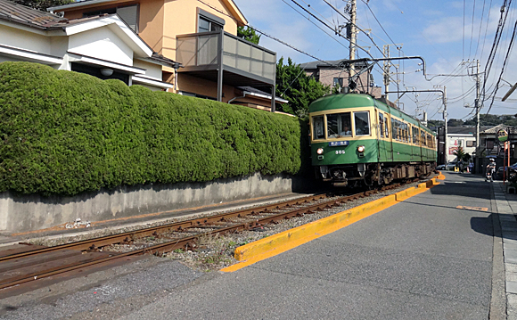 稲村ケ崎駅近くにて江ノ電を撮影