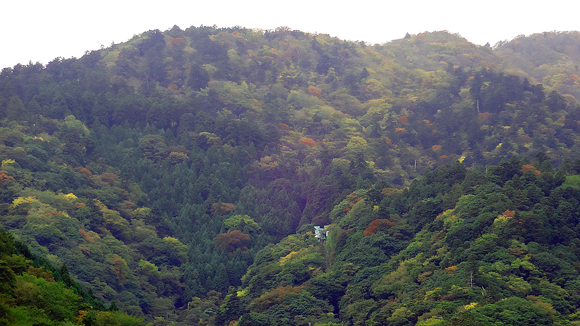 大山とケーブルカー乗り場