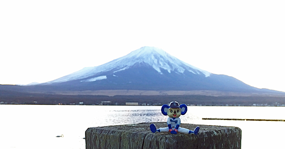 富士山と山中湖とドアラ