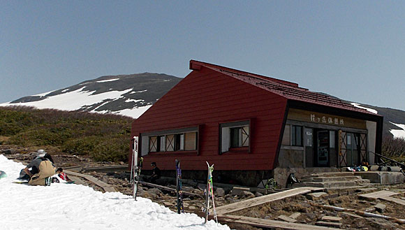 姥ヶ岳休憩所と月山山頂