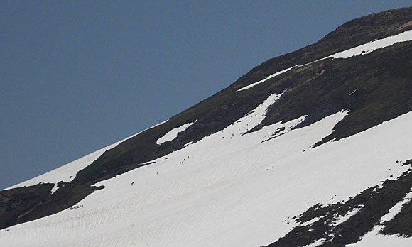 月山山頂へ向かう人々