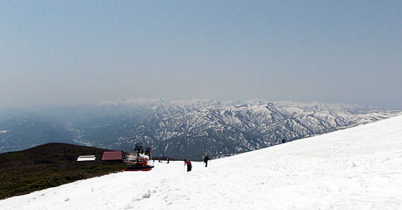 山形県・月山スキー場から見る朝日連峰