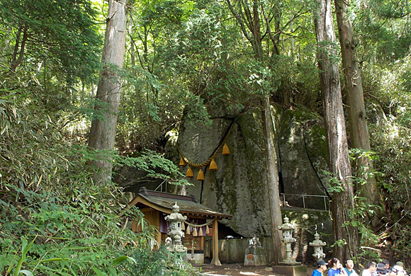 石割神社とご神体の巨岩