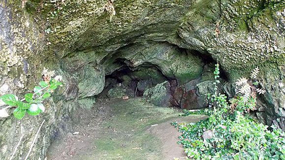 神奈川県三浦半島の毘沙門洞窟に潜入