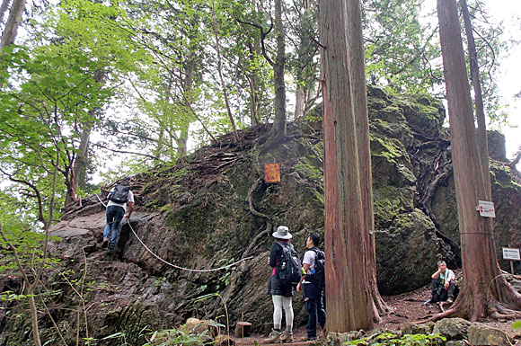 大岳山登山・ロックガーデンの天狗岩