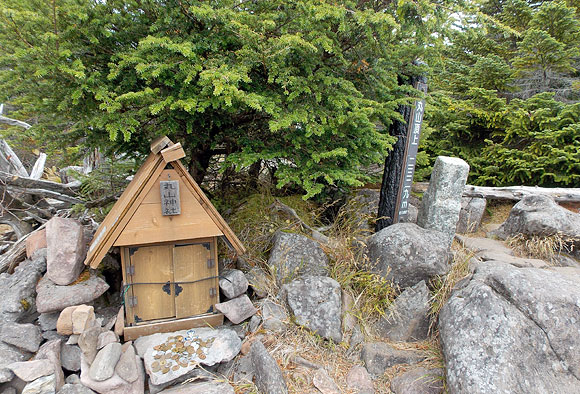 長野県北八ヶ岳・丸山山頂と丸山神社