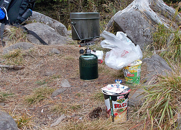 長野県北八ヶ岳・丸山山頂で昼食