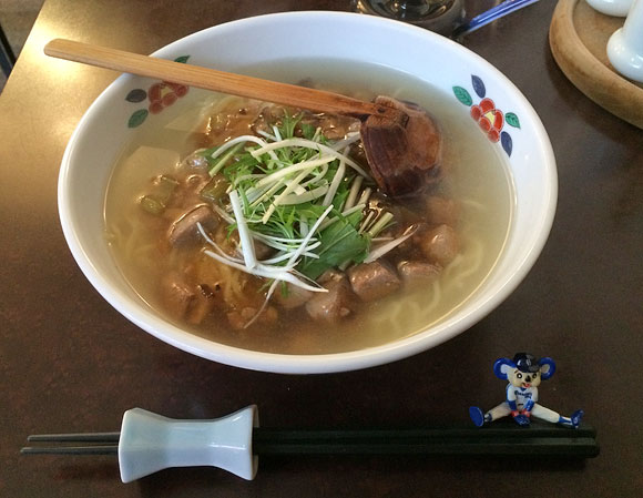 港楽亭にて三崎まぐろラーメンを食べる