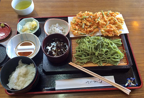 羽衣で桜えびのかき揚げ付きの茶そば定食を食べました！