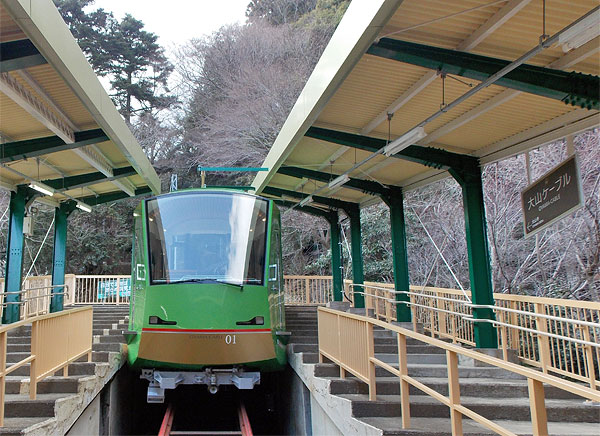 神奈川県伊勢原市・大山登山「大山ケーブル駅と大山ケーブルカー」