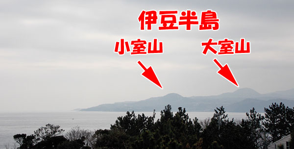 初島灯台から見た伊豆半島