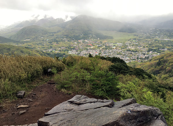 金時山登山「大岩とドアラ」