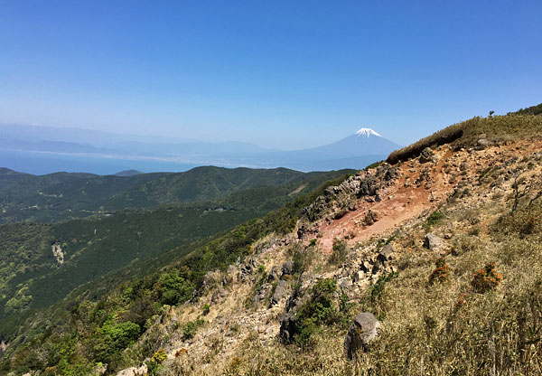 子達磨山へ向う途中には緑がない箇所もある