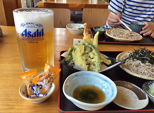 田舎そば・米村の天ぷら盛り合わせと特大ビールとドアラ