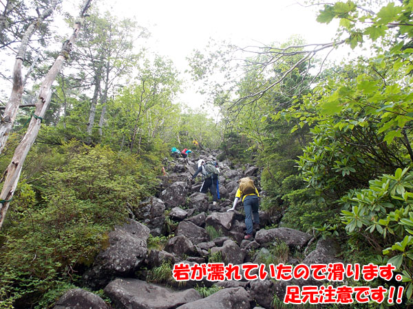 蓼科山山頂へは傾斜のキツイ登り坂