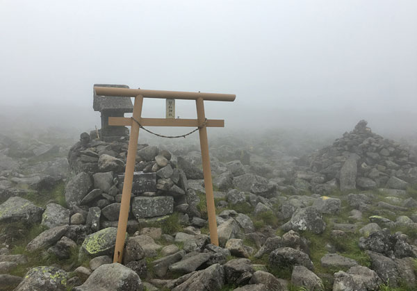 蓼科山山頂の蓼科神社奥宮