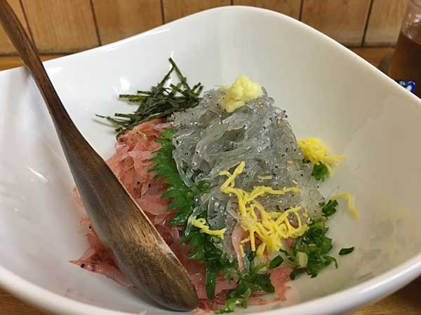 沼津港のせきので生しらすと生桜えびの駿河丼を堪能