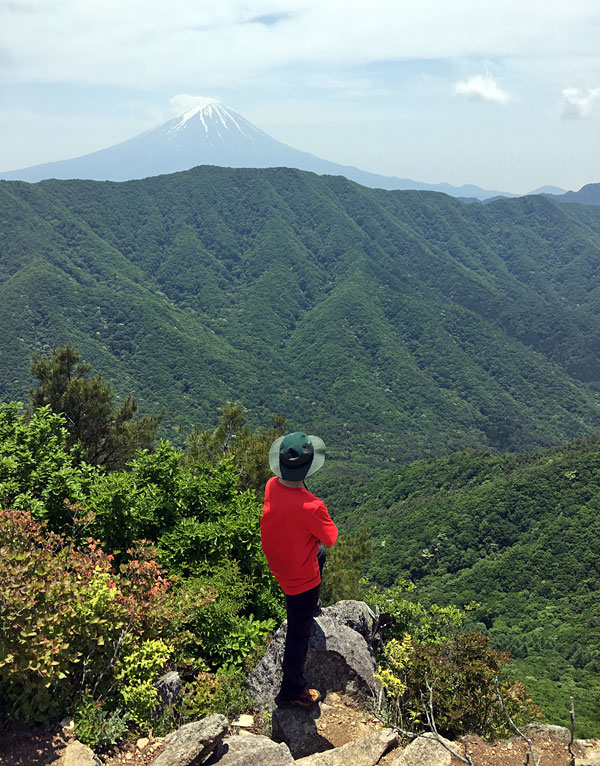 釈迦ヶ岳山頂から富士山を臨む