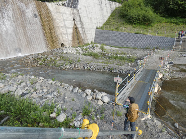 南アルプス・鳳凰三山：法面工事のため迂回路を歩きます