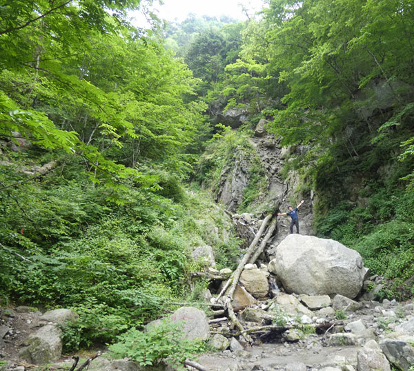 南アルプス・鳳凰三山：小さな沢で休憩