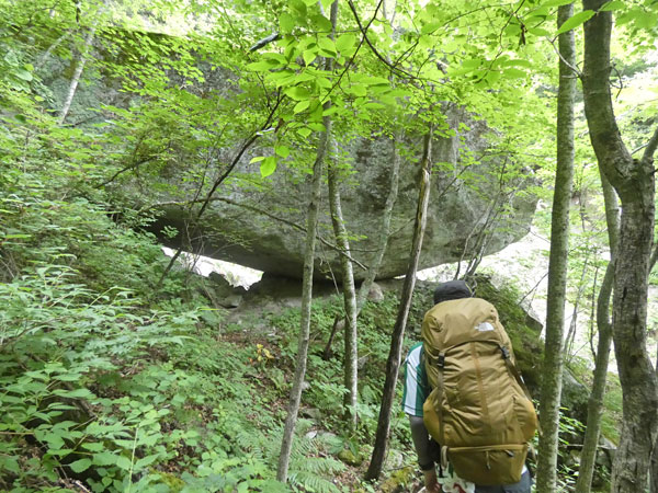 南アルプス・鳳凰三山：岩の下をくぐるのかと思ったがコースは右側だった