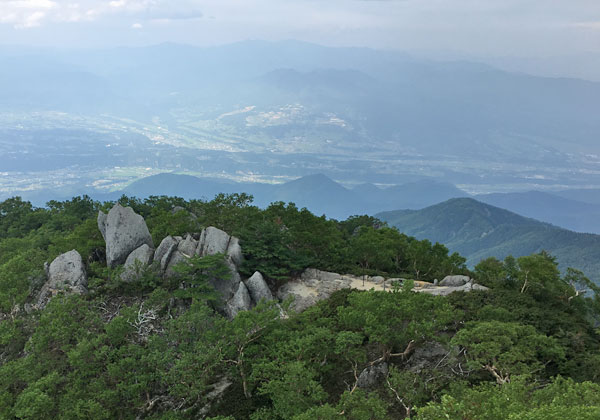 隣の山の山頂？登山ルート？が見えた