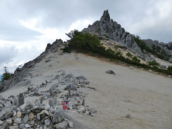 地蔵岳の子授け地蔵とオベリスク