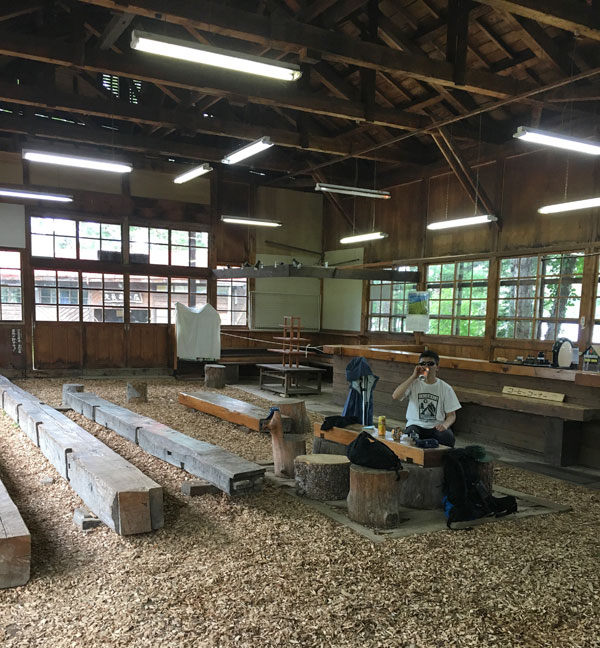 無料休憩小屋でビールを飲みながら雨が上がるのを待つ