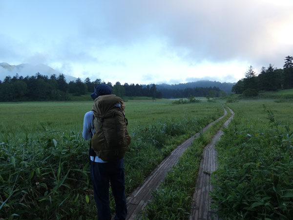 燧ケ岳登山・早朝の大江湿原を進む