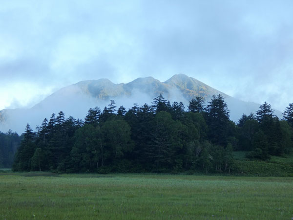 燧ケ岳登山・早朝の燧ケ岳を望む