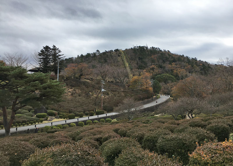 小室山公園駐車場から小室山へ向かう