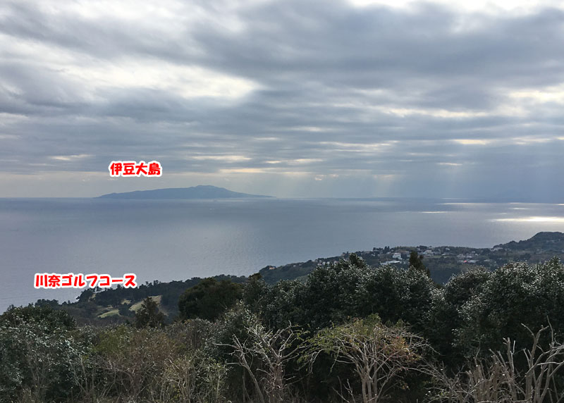 小室山山頂から伊豆大島を望む