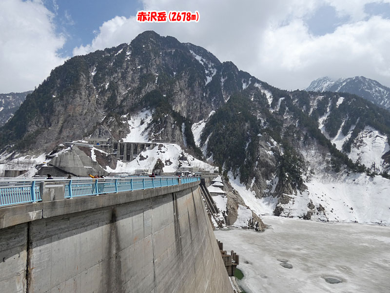黒部湖駅方面から見た赤沢岳