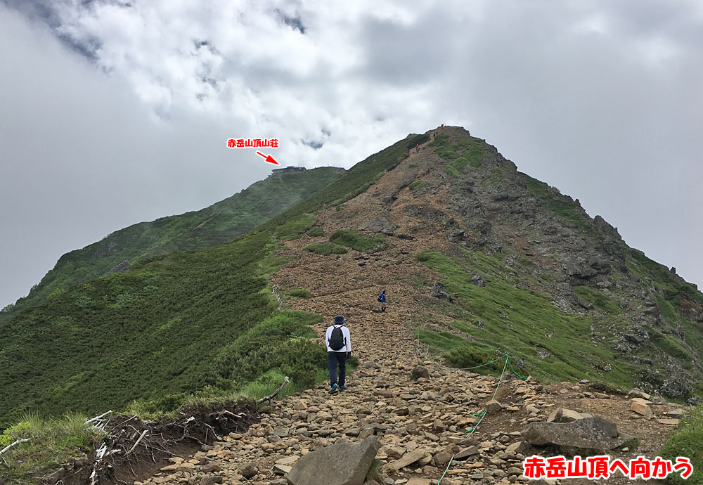 赤岳山頂へ向かう