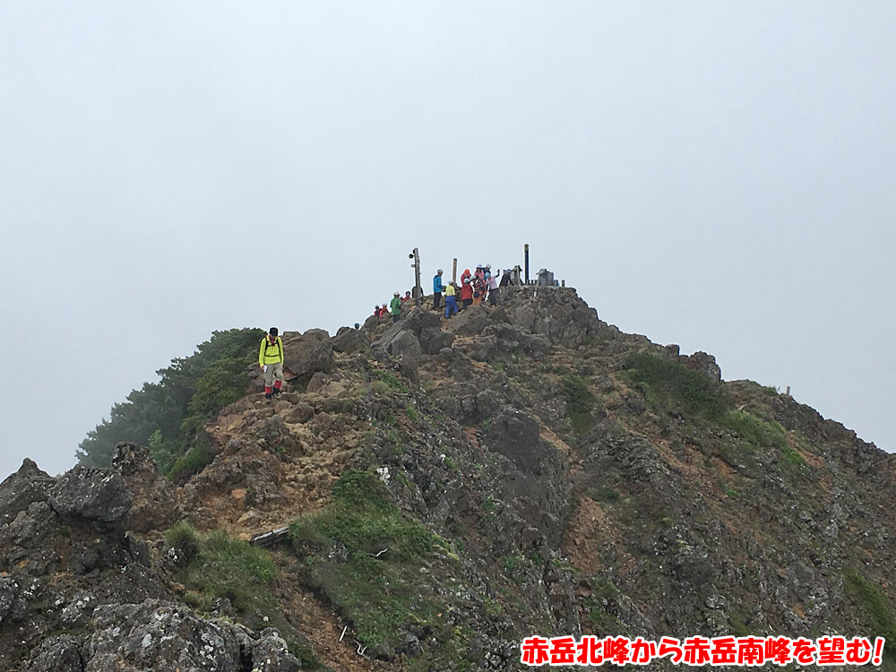 赤岳北峰から赤岳南峰を望む！