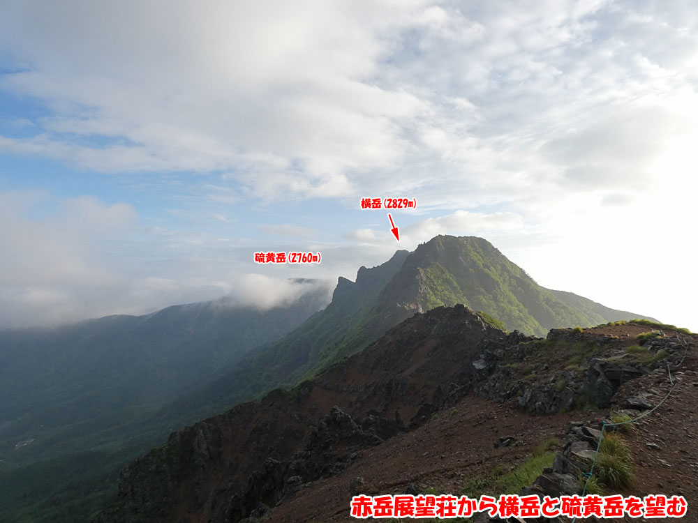 赤岳展望荘から横岳と硫黄岳を望む