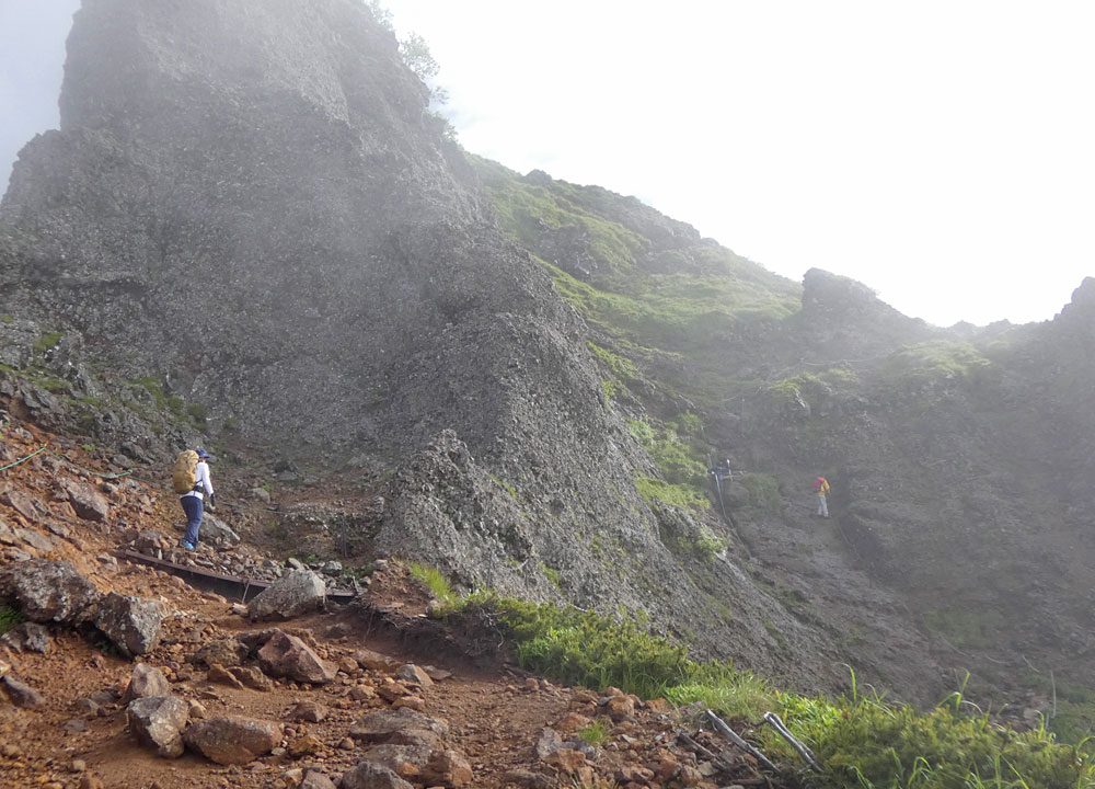 八ヶ岳・三叉峰と地蔵ノ頭の間にある鎖場