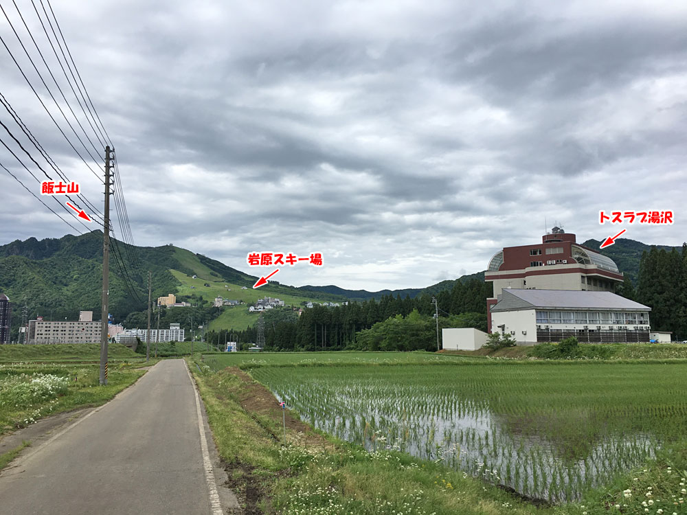 トスラブ湯沢近くから岩原スキー場を望む