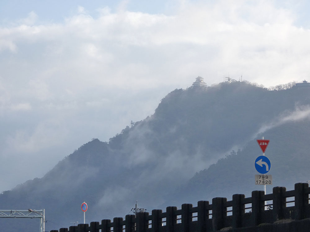 金華山にそびえたつ岐阜城