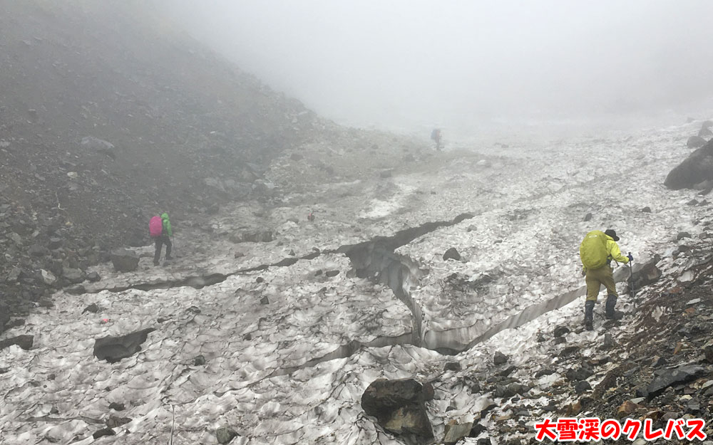 大雪渓のクレバス