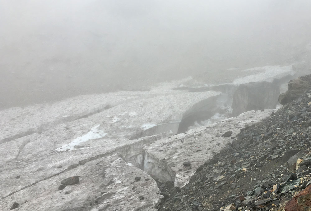 大雪渓のクレバス