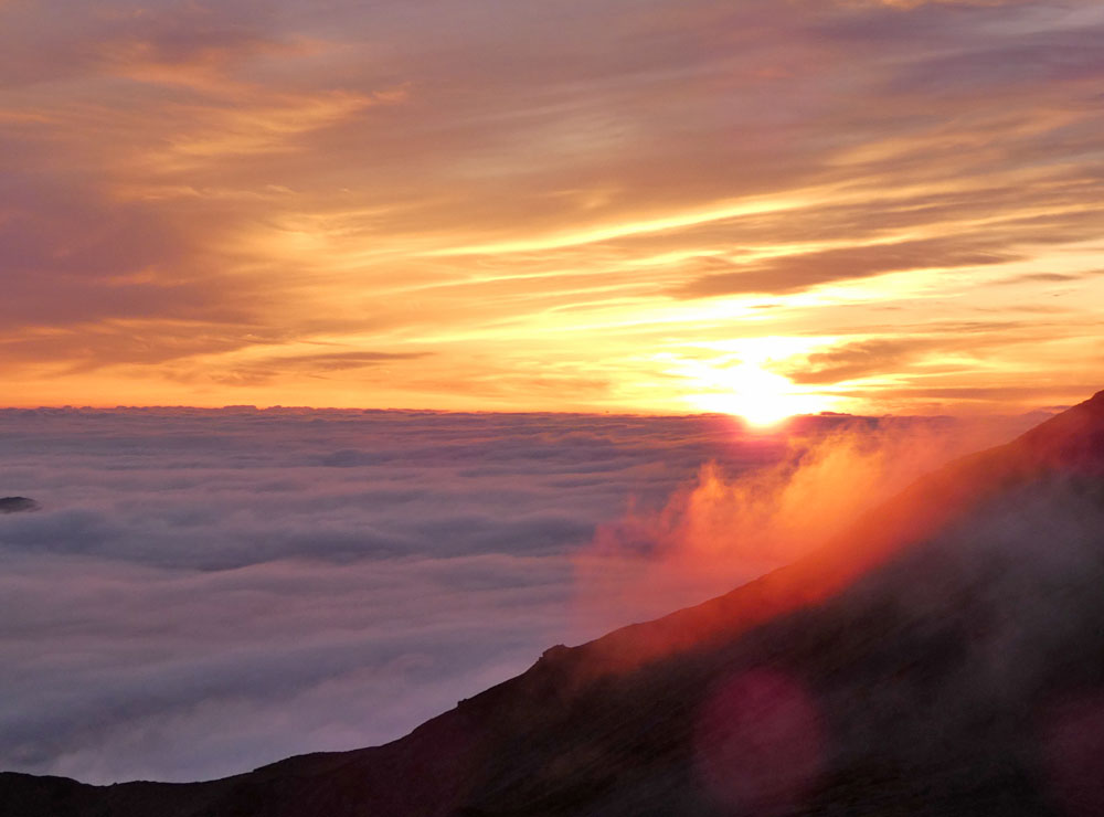 白馬山荘前で夕陽を望む