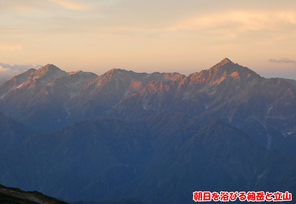 朝日を浴びる剱岳と立山