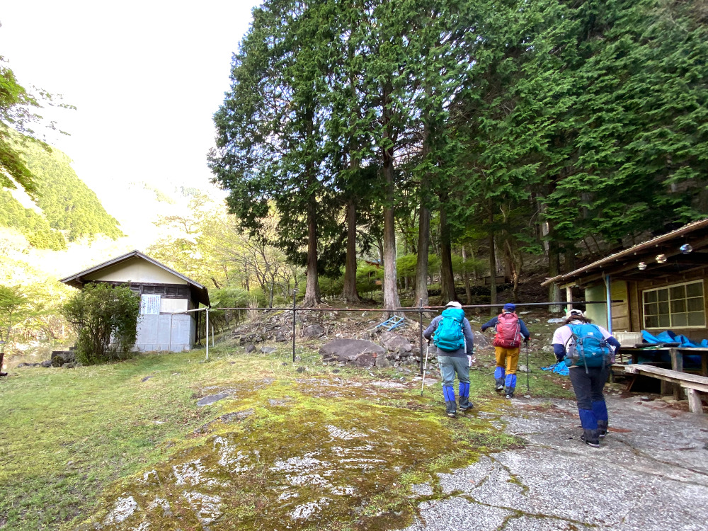 戸沢山荘から登山開始