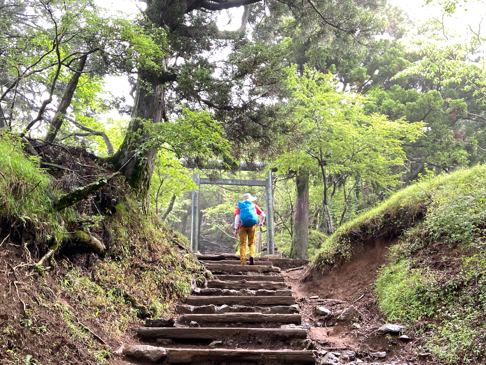 丹沢大山・1つ目の鳥居を通過