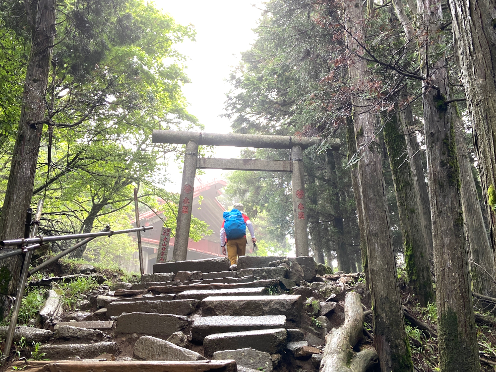 丹沢大山・2つ目の鳥居を通過