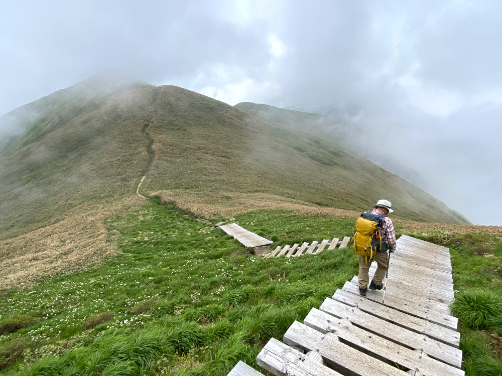 仙ノ倉山から下山開始！平標山へ向かう！