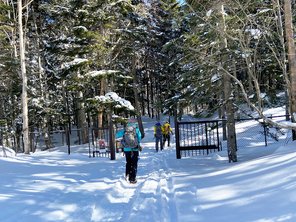 日光白根山へ雪山登山・ゲート通過